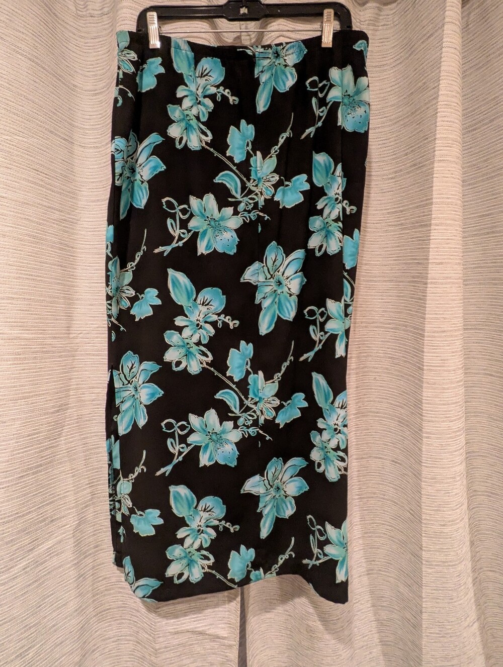 Hillard & Hanson Black Skirt with Teal Floral Pattern - M
